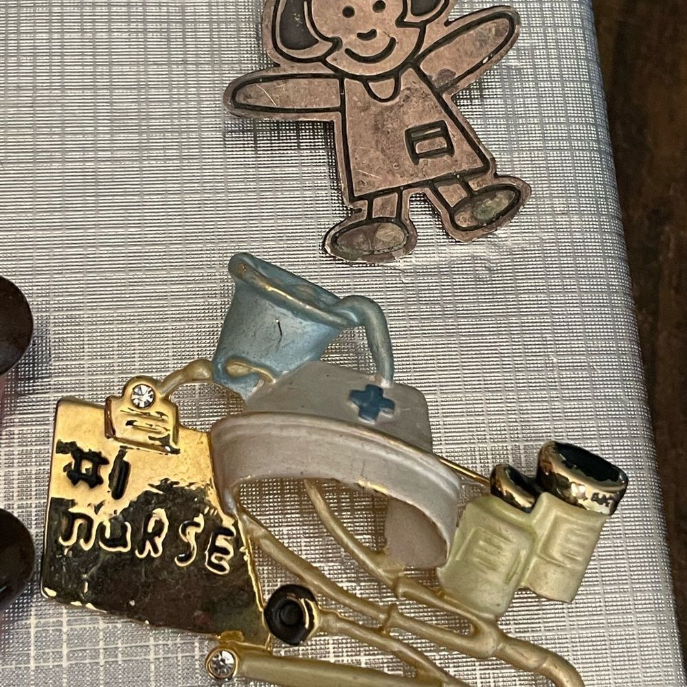 Nurses gift brooches pin novelty collection. Two nurse pins first responders - Picture 5 of 9